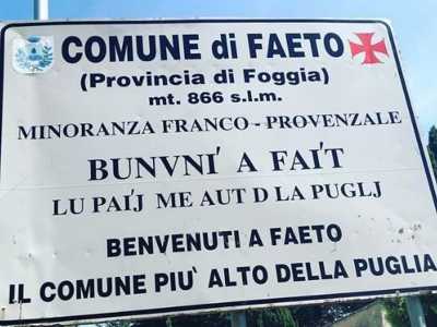 ...e con le informazioni storiche e i messaggi di benvenuto scritti sia in italiano che in franco-provenzale (foto di Comune di Faeto)